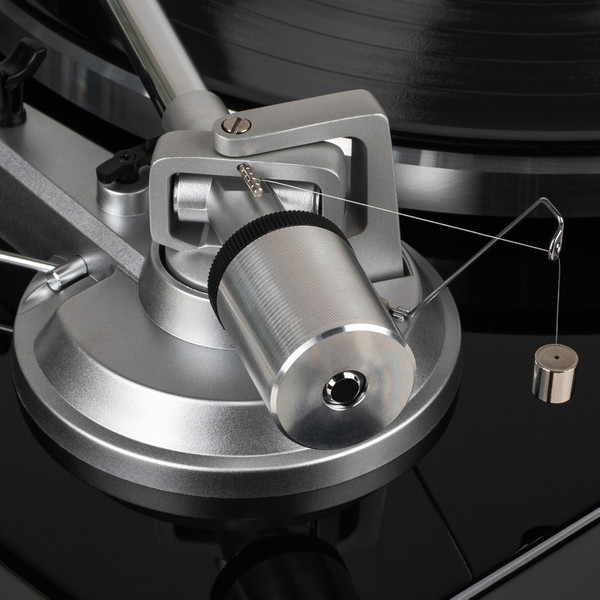 Detailed view of the adjustable tonearm